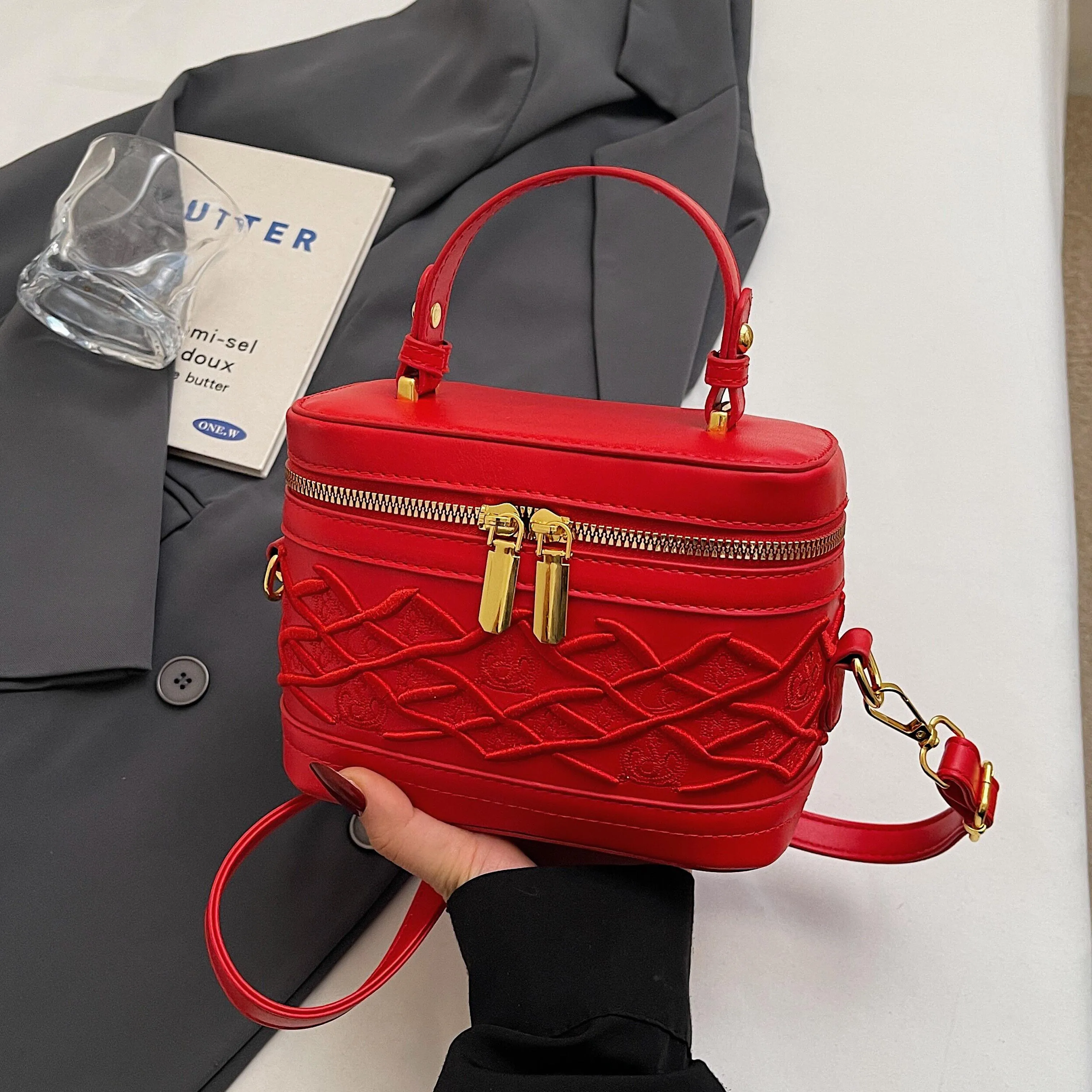 

Luxury Floral Embroidered Red Crossbody Bags for Women 2026 New Spring Summer Party Handbags Versatile Mini One Shoulder Bags