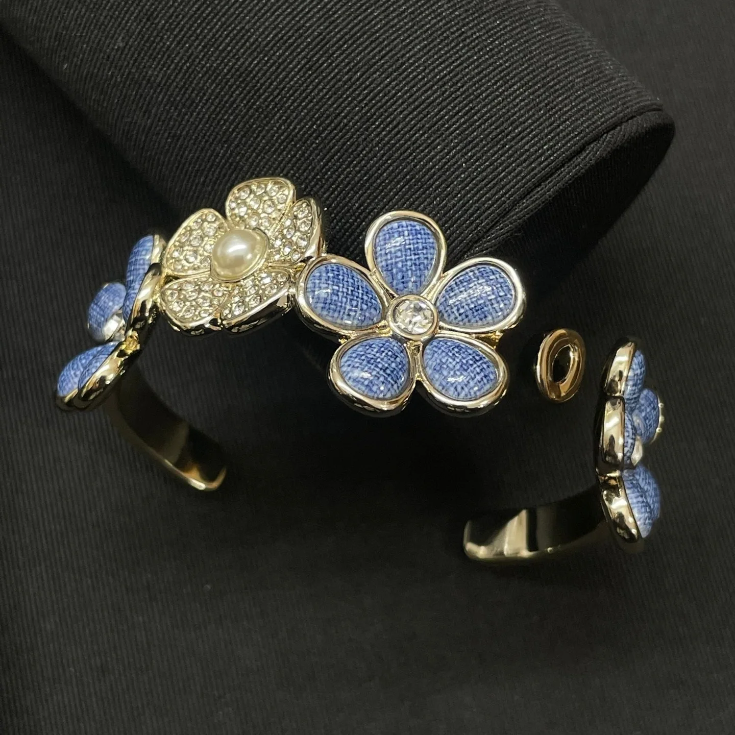 bracciale-aperto-in-denim-blu-con-fiori-di-cristallo-alla-moda-per-donne-elegante-accessorio-di-gioielleria-in-rame-di-qualita