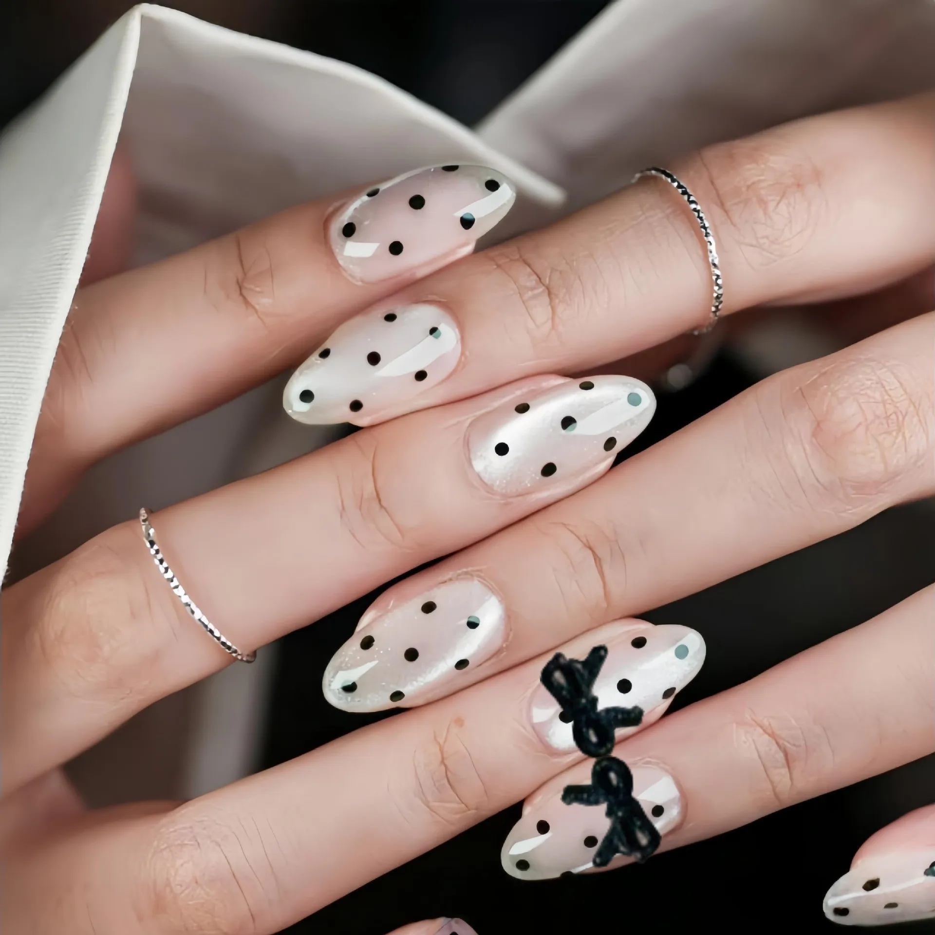 24PCS Cute Fashion Black White Polka Dot Cat Eye Bow Press on Nails Ins Popular False Nails Fake Nails Set