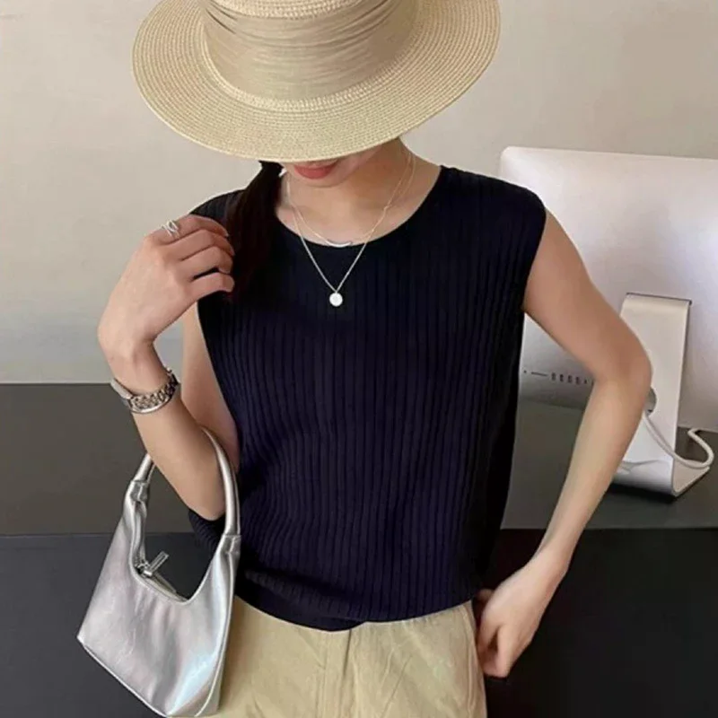 おしゃれでカジュアルな女性用ノースリーブニットベスト、背中が空洞のデザイン