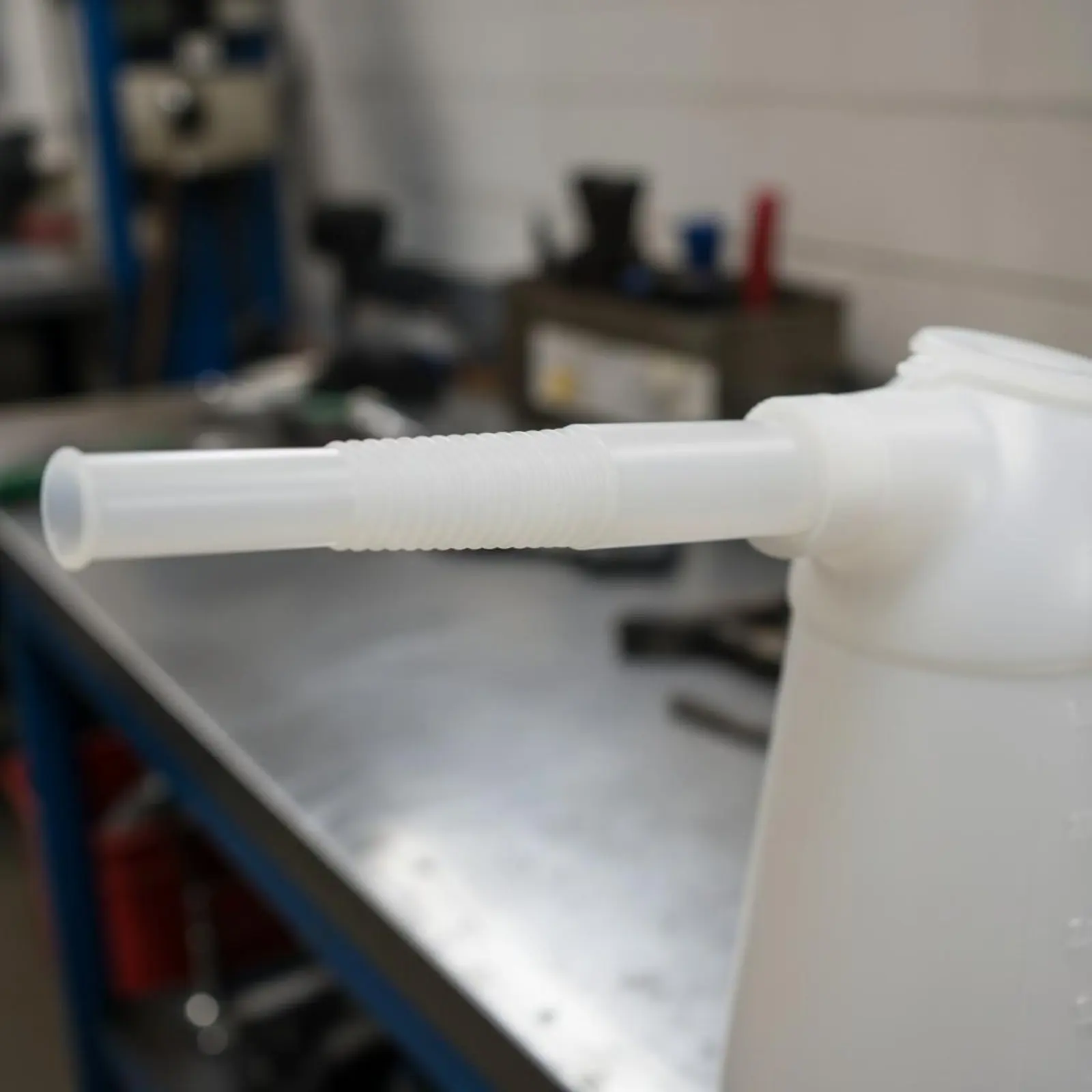 

Graduated Oil Pitcher Clear Container Oil Measuring Container Plastic Oiler with Flexible Spout Contamination Protection