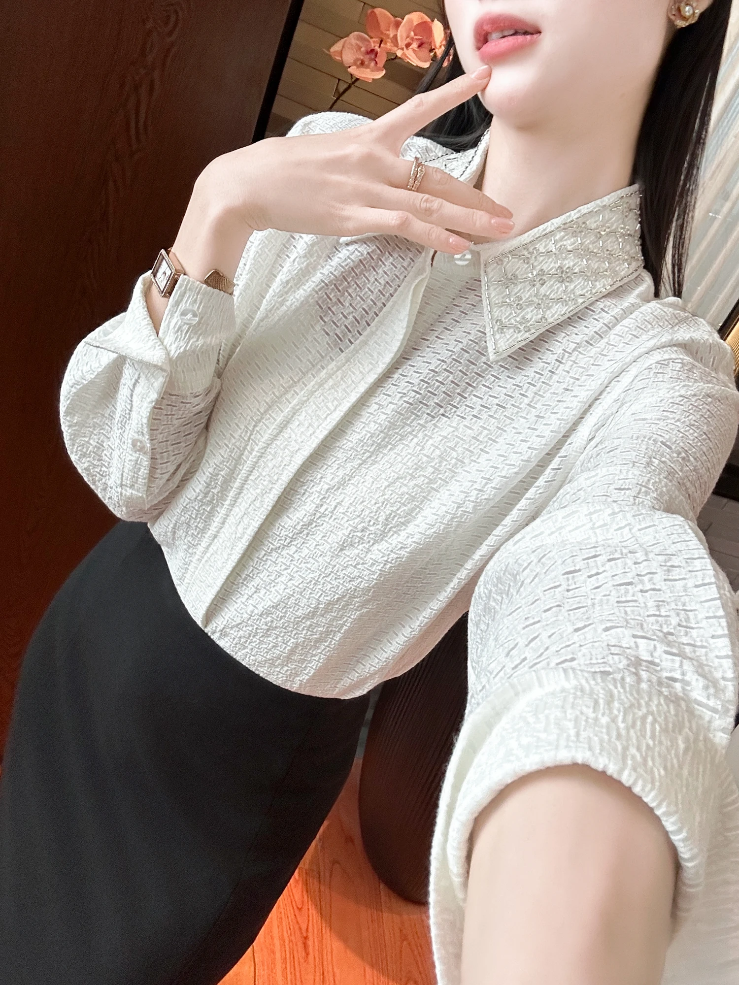 

Женская блузка с плотной текстурой, белая, с воротником на пуговицах, декорированная цветочным узором, с вырезами, 3D-вставками и длинными рукавами