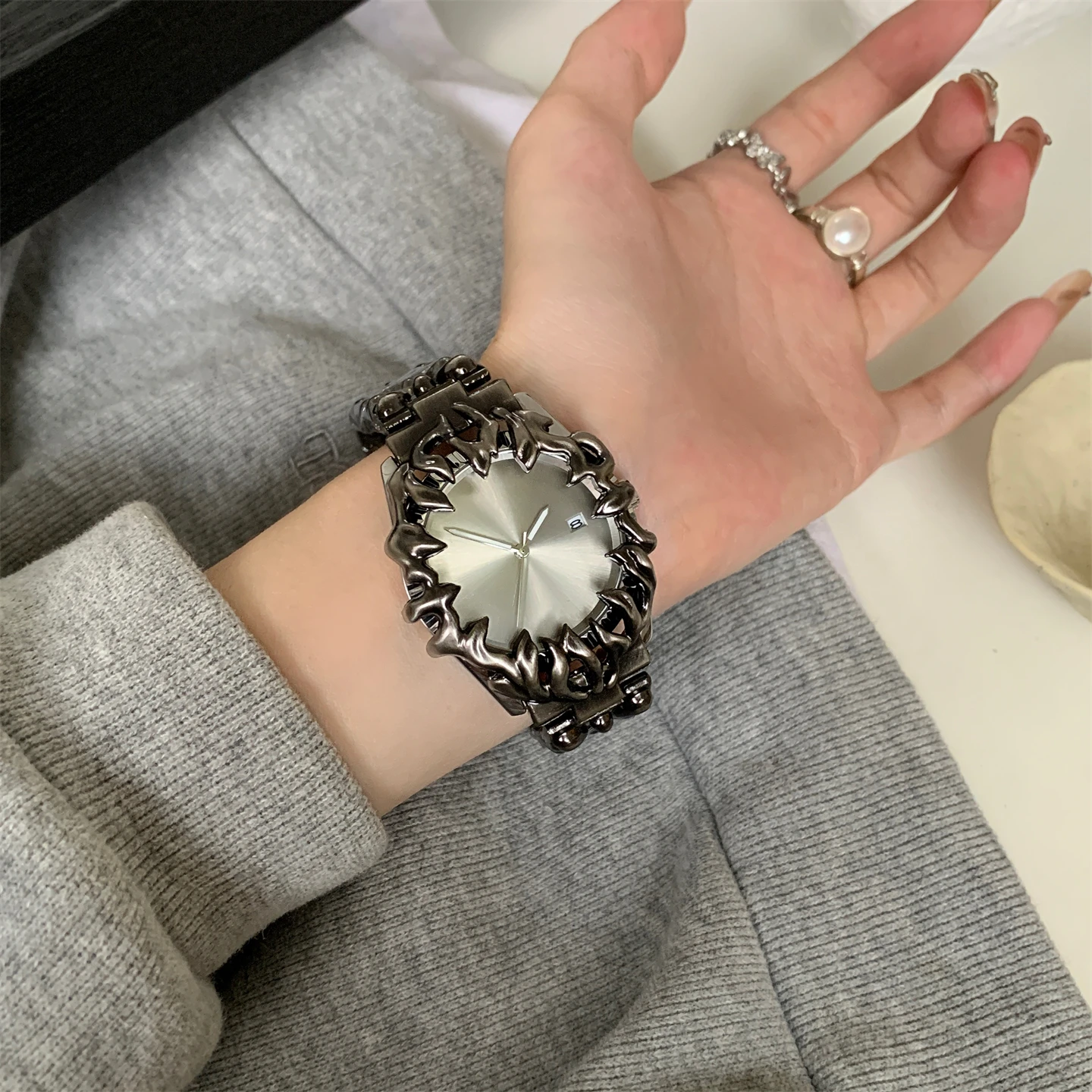 Small creative new trend of ancient special-shaped claws for men and women watch design sense embossed steel band watch.