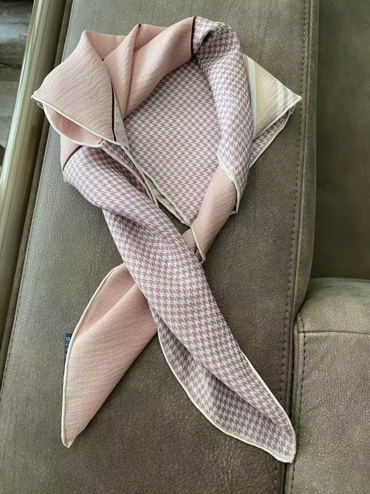 70-シルクパールサテンバブルクロススクエアスカーフ多機能韓国スタイル春秋冬水玉模様の女性のスカーフ