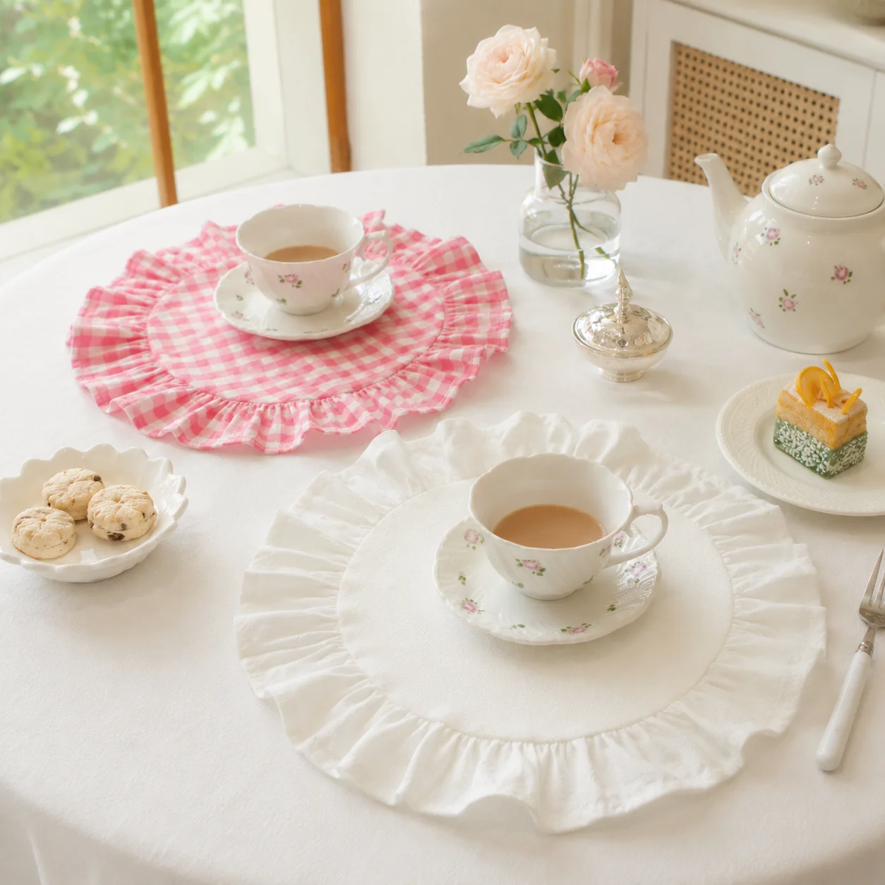 2/4pcs Round fabric placemat with ruffled trim, suitable for everyday brunch at home or outdoor picnics view 5