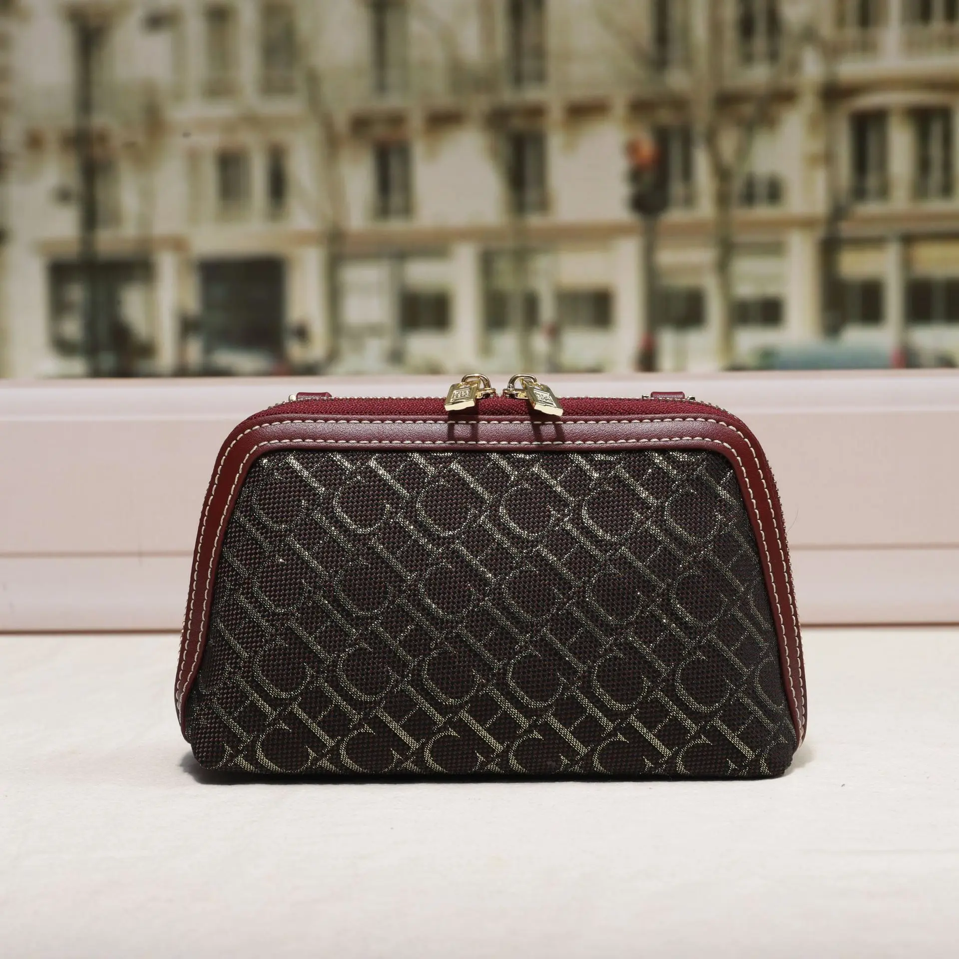 

Trendy High-End Messenger Bag With Large Capacity And Letter Logo For Women Business Commuter