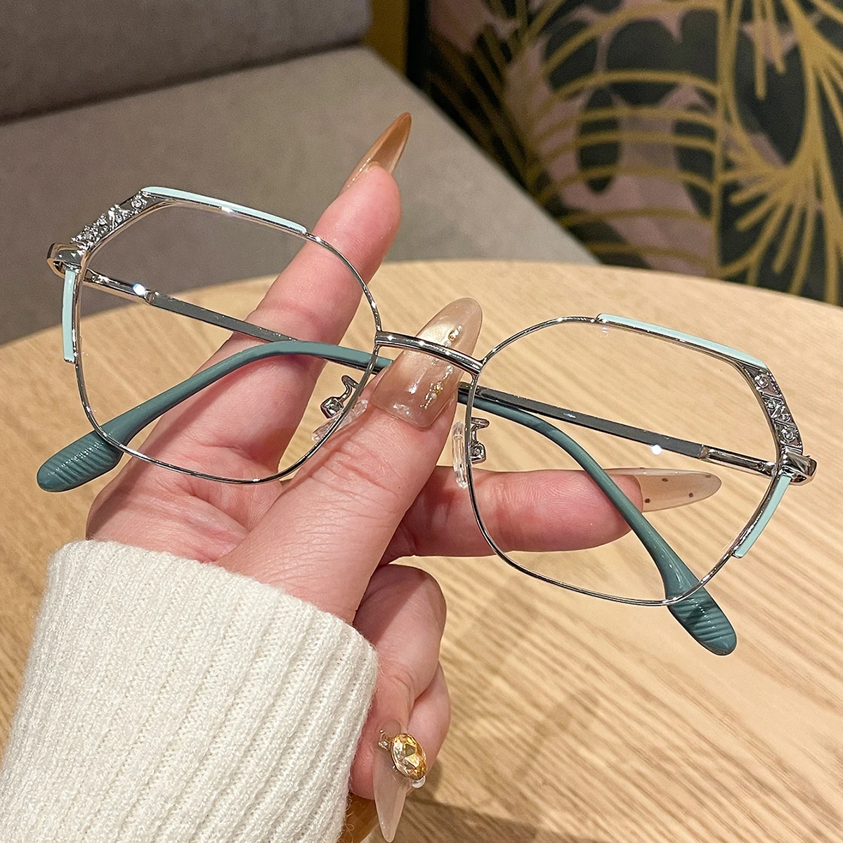 

1Pc Women's Flat Glasses with Square Frames, a Versatile and Essential Style for Commuting