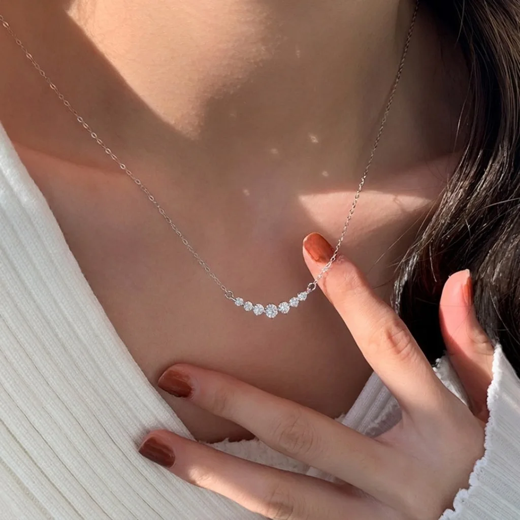 Fashion Geometry Luxury Smile Curved Zircon Pendant Necklace for Women Elegant Versatile Commuting Clavicle Chain Party Jewelry