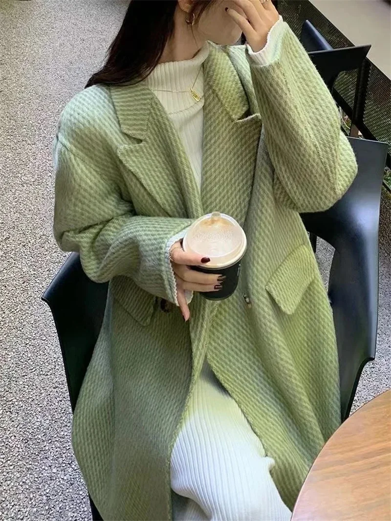 2025 Otoño e Invierno abrigo nuevo traje coreano para mujer cuello largo verde moda y elegante abrigo de lana suelto y adelgazante WLF