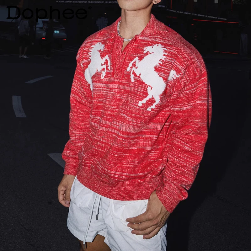 

Мужские свитера 2026 года: новая весенняя коллекция, модный узор «Лошадь», цветовое сочетание, свободный крой, комфорт, трикотаж, отложной воротник, длинный рукав, шикарные вязаные топы