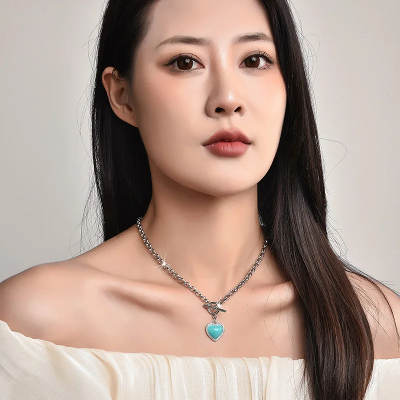 Una nuova collana da donna a forma di cuore a doppio strato con fibbia, caratterizzata da una unica catena in argento a forma di cuore con clavicola