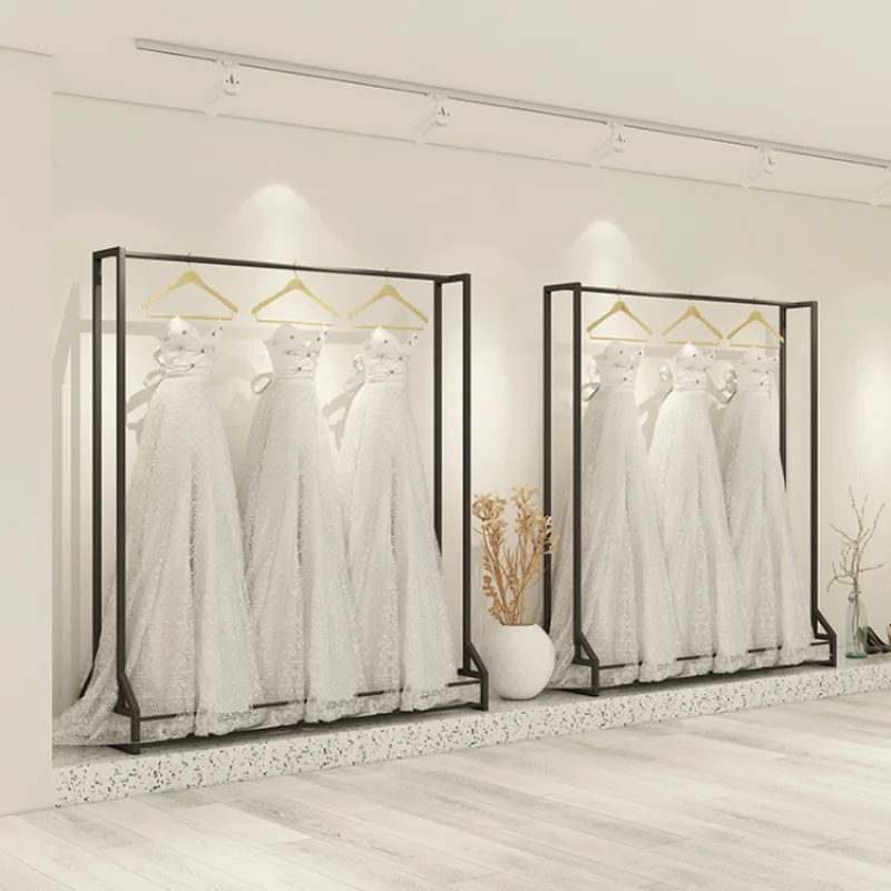 Espositore per abiti da sposa nero di alta qualità personalizzato per espositore da appendere per negozio di abbigliamento da sposa