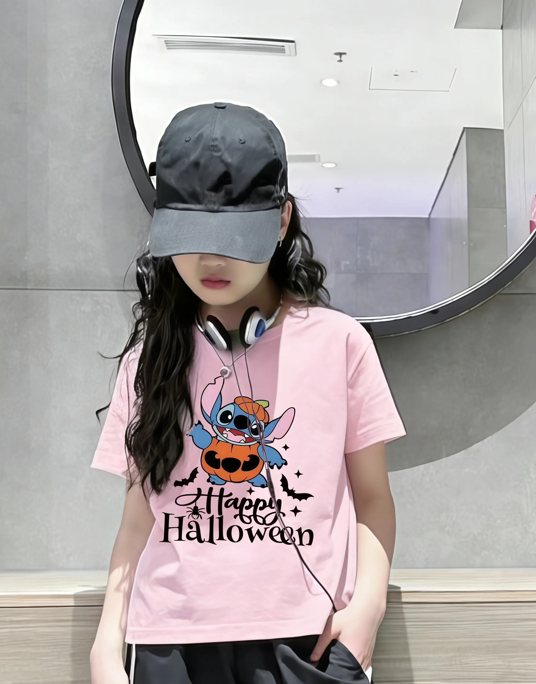 Stitch Der Kürbiskopf ist da! Dieses T-Shirt hat Niedlichkeit aufgeweitet und ist damit verheißungsvoll bedeuten.