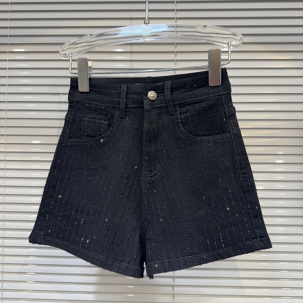 

Small Fragrance Wind Vertical Bar Rhinestone Hot Drilling Denim Shorts Women New 2024 Summer Mid-Waist Straight Jean Shorts s58