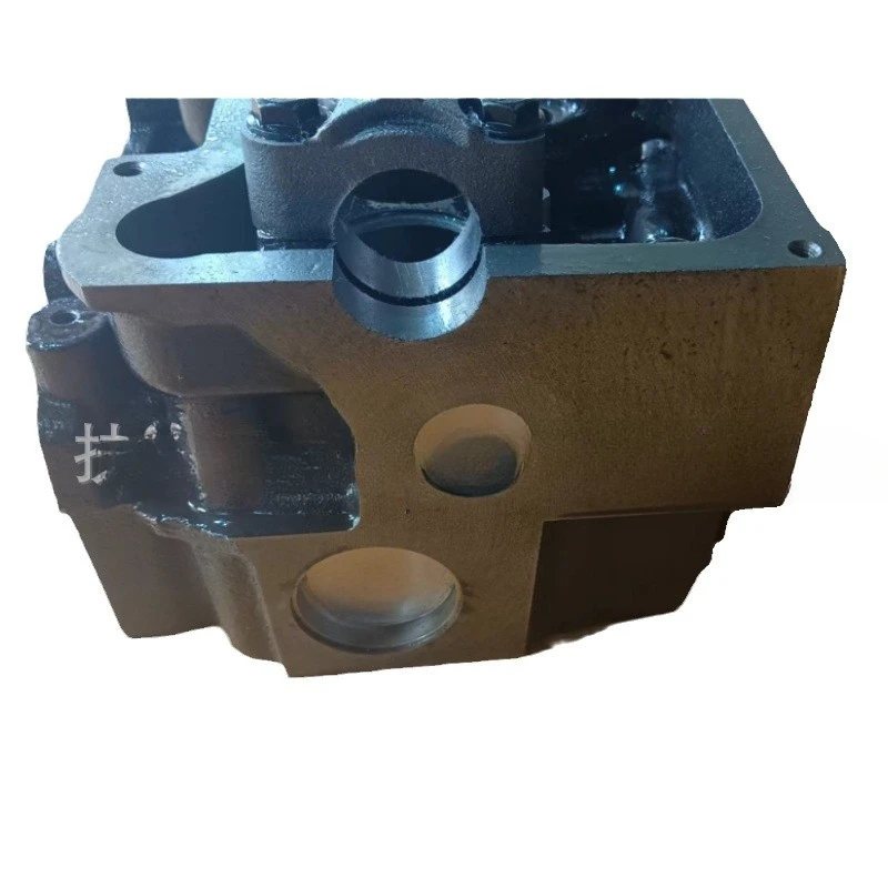 Diesel car engine accessories 5L cylinder head Diesel engine four-cylinder cylinder head 5L Cast iron cylinder head 5L