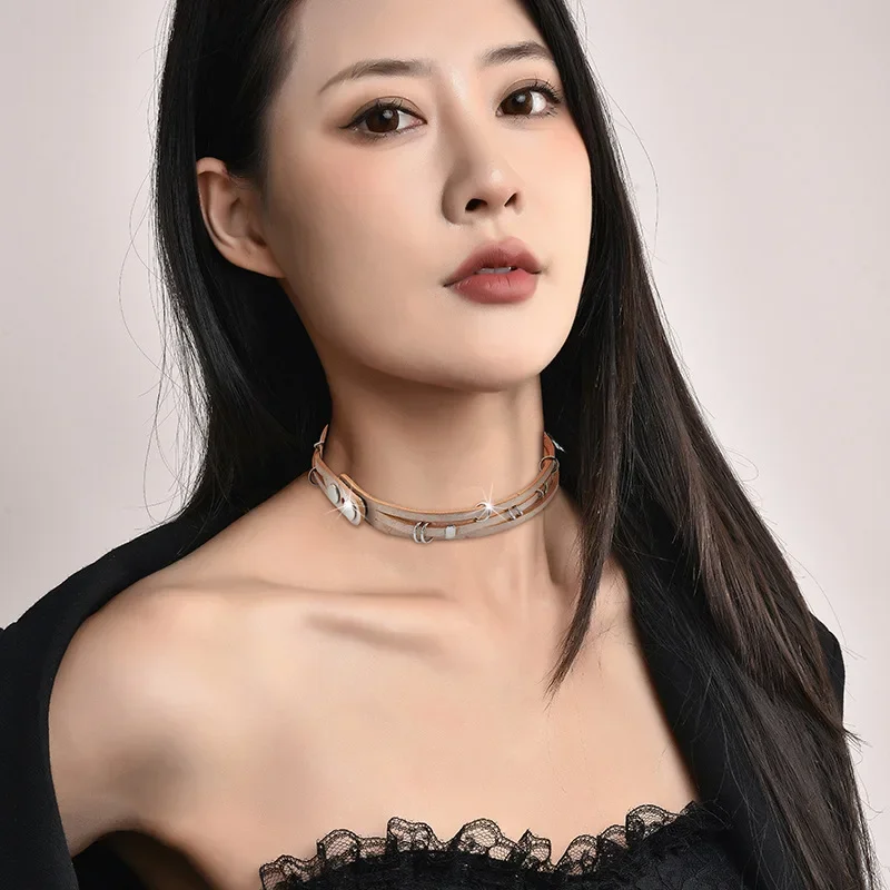 It can be worn twice as a wristband and a neck strap. It features a brand-new multi-faceted women's cowhide collar