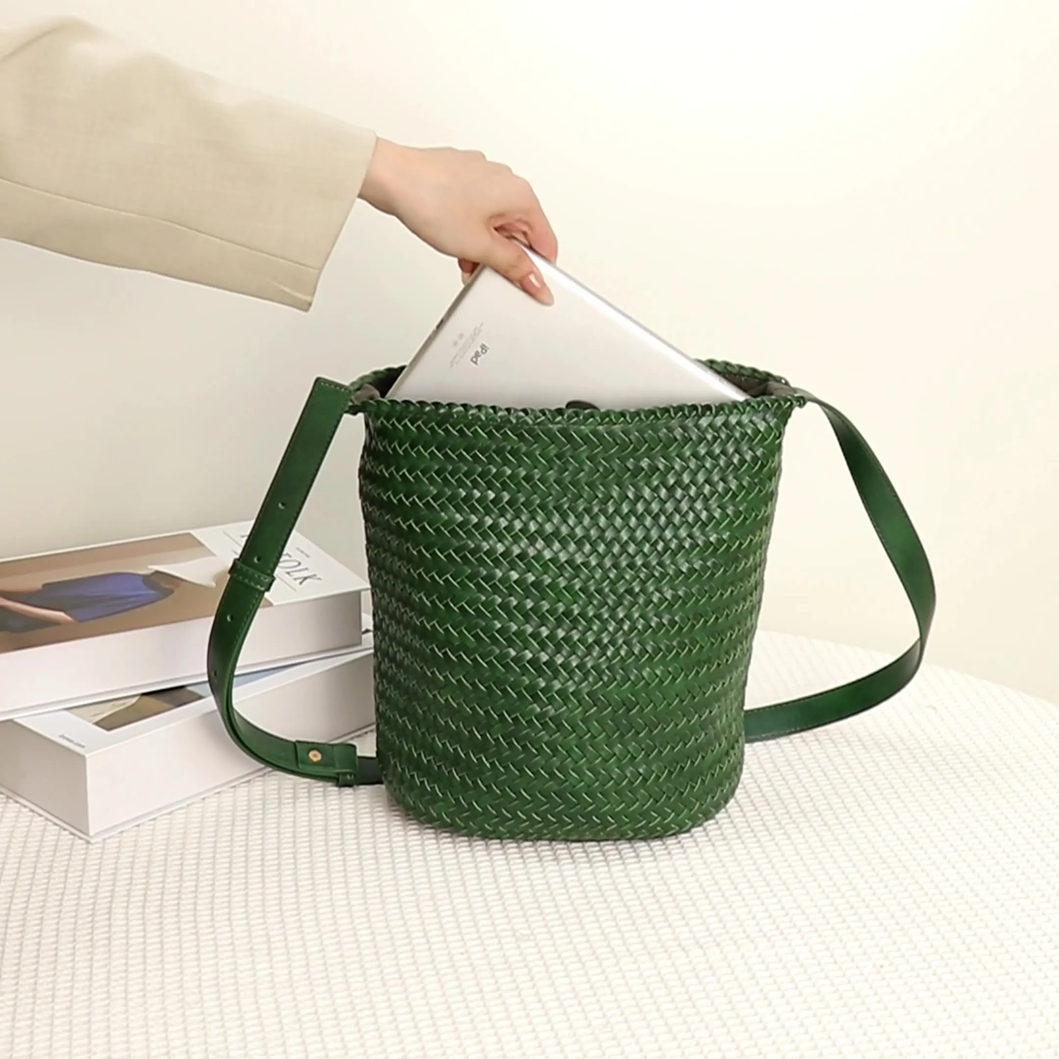 French niche retro soft leather hanging woven bag 2025 early autumn new handmade woven bag vegetable basket tote bag