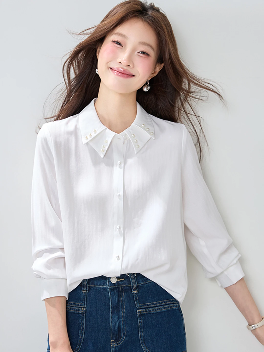 

Белая женская блузка из шифона с одной пуговицей и жемчугом, весна 2026, новая коллекция, высококачественная, универсальная, в корейском стиле, прямого кроя, длинная