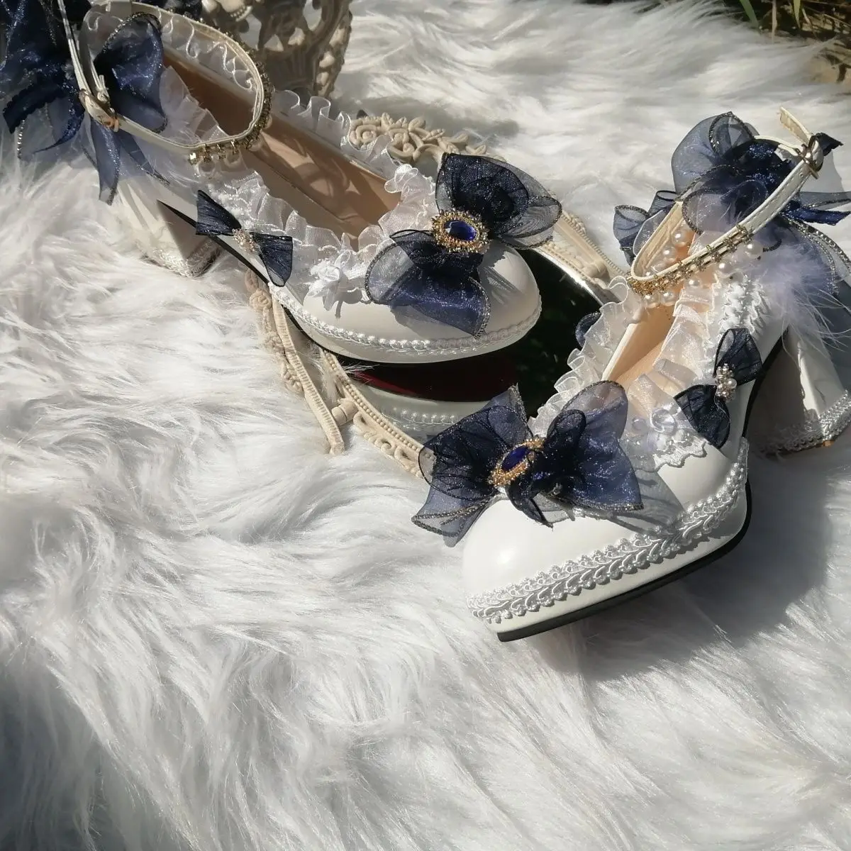 โลลิต้าทํามือรองเท้าส้นสูงส้นก้อนรอบนิ้วเท้ารองเท้าแต่งงานดอกไม้