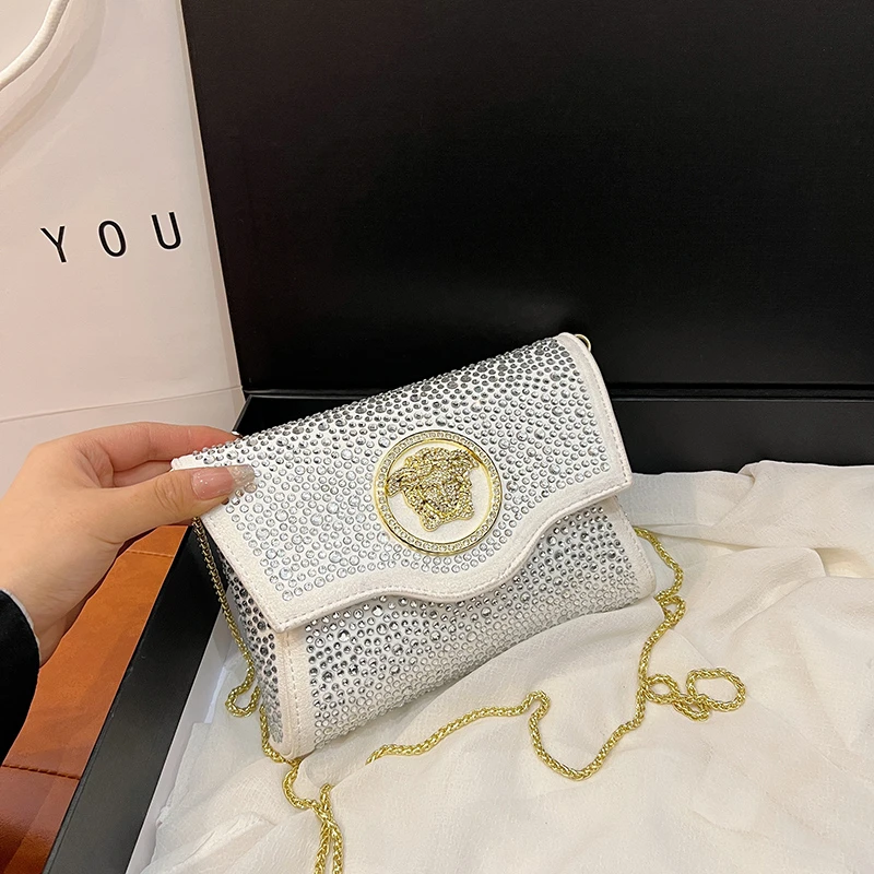 حقيبة كروس أنيقة وبسيطة - حقيبة جلدية عالية الجودة مع أجهزة عتيقة، تصميم عصري للنساء في المناطق الحضرية