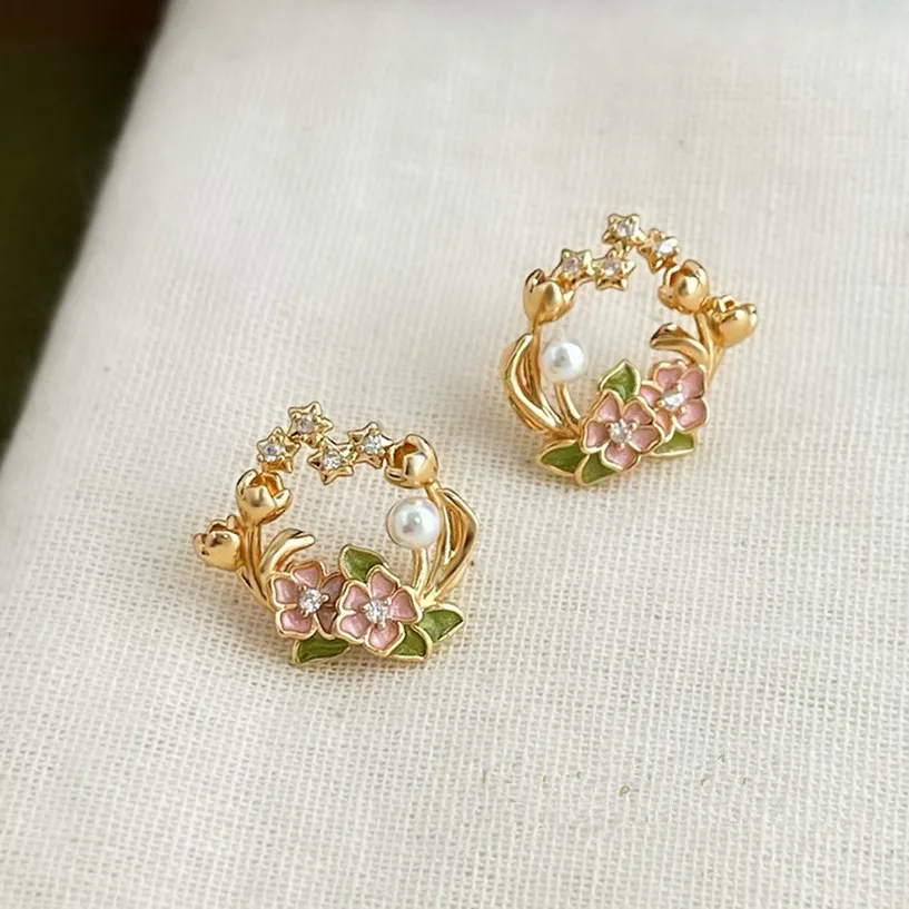 

Sweet Pink Enamel Flower Wreath Circle Stud Earrings for Women Fashion Gold Color Zircon Pearl Statement Ear Jewelry on Wedding