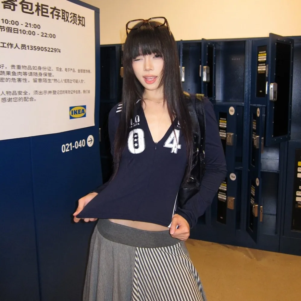 SylCue 캐주얼 패션 티셔츠 여성 레터 프린트 지퍼 V넥 풀 슬리브 배꼽 노출 데일리 스트리트 스포티 스타일 클래식 탑스