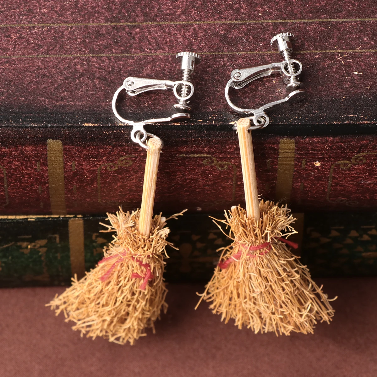 

Funny Earrings Hexen Schmuck Ohrringe Broom Mit Besen Retro Flight Halloween Accessoires Hexenschmuck