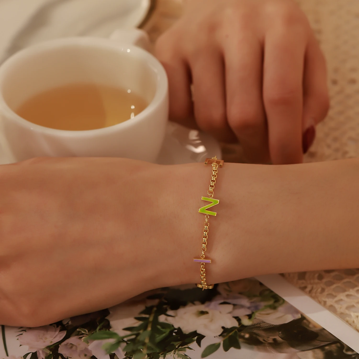 Qitian-女性のためのパーソナライズされたエナメルブレスレット,ステンレス鋼のジュエリー,文字付きのシンプルなギフト