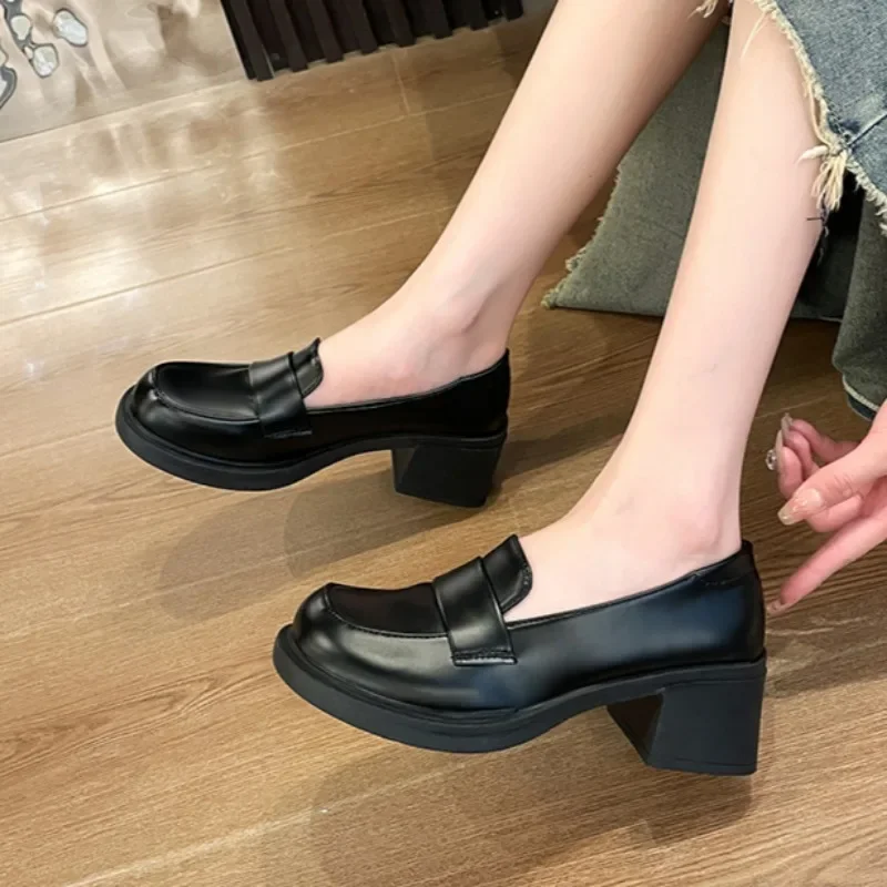 Sepatu kulit hitam sepatu wanita hak tinggi gaya Inggris serbaguna sepatu wanita gaya kuliah Perancis musim semi dan musim gugur baru