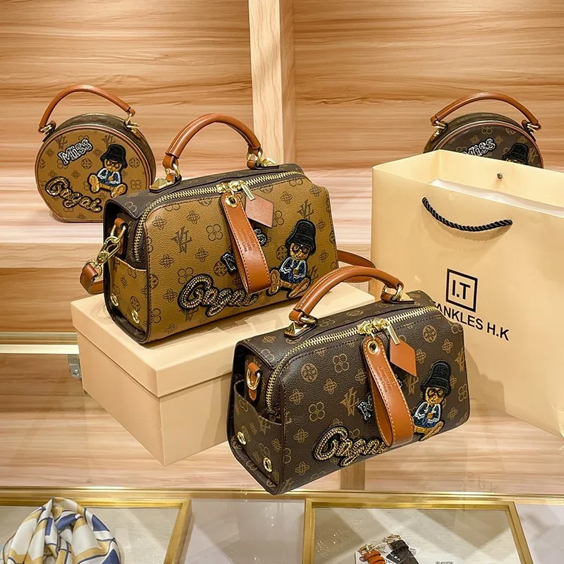 กระเป๋าถือสตรีแบรนด์หรูน้ําหนักเบา 2025 ใหม่Retroไหล่เดี่ยวhigh-end Designerบอสตันเย็บปักถักร้อยการ์ตูนCrossbodyกระเป๋า