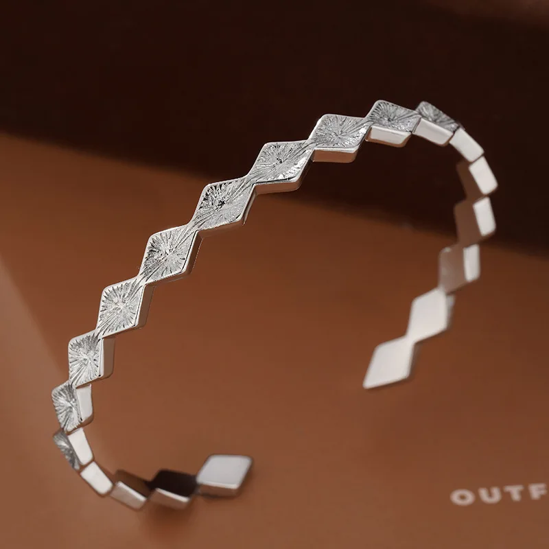 

Новый минималистичный серебряный браслет 925, браслет с матовым ромбовидным узором для женщин, высококачественные гео-браслеты в форме ромба, открытые украшения