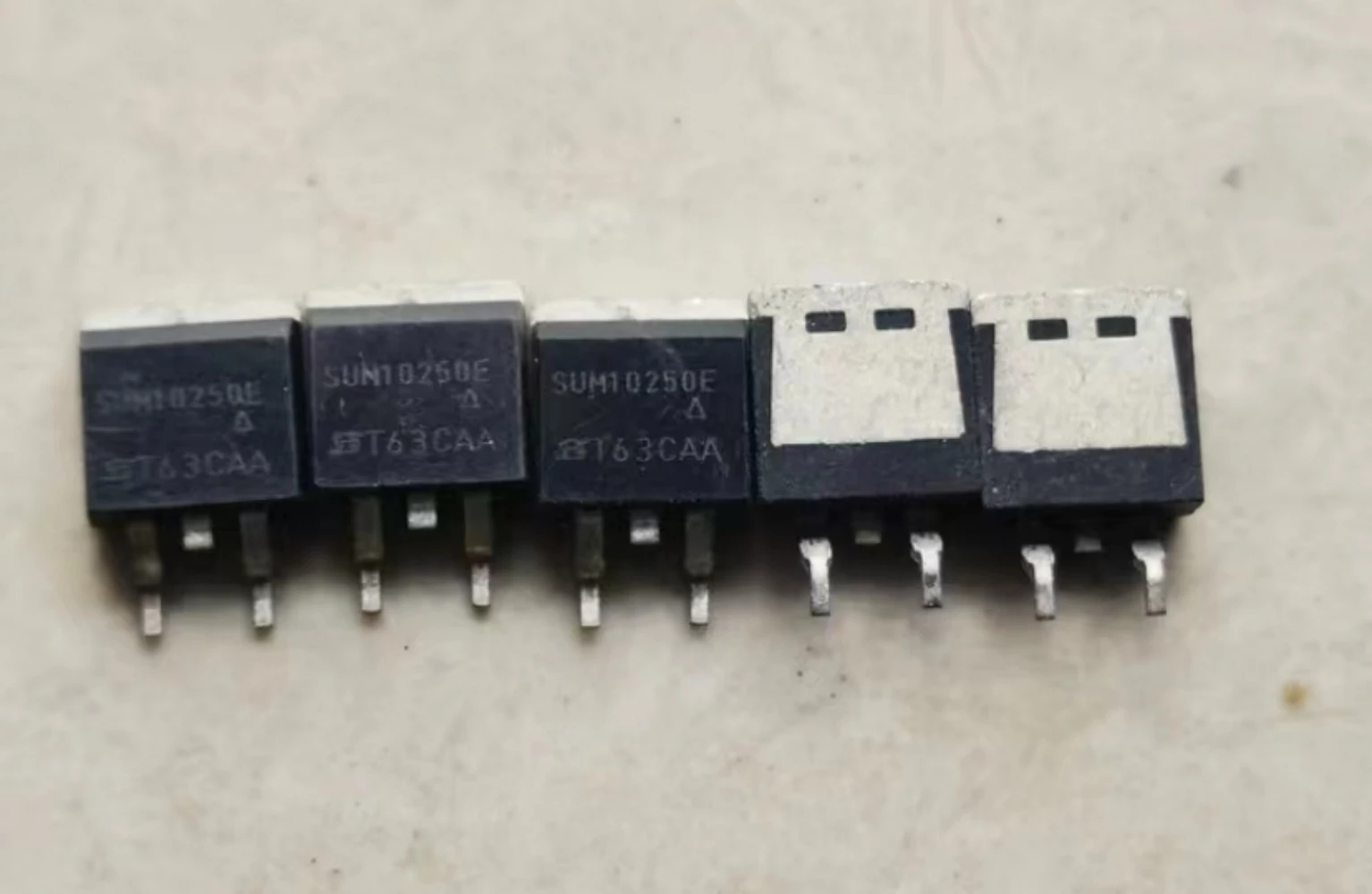 

SUM10250E-GE3 [MOSFET N-CH 250V 63.5A D2PAK]