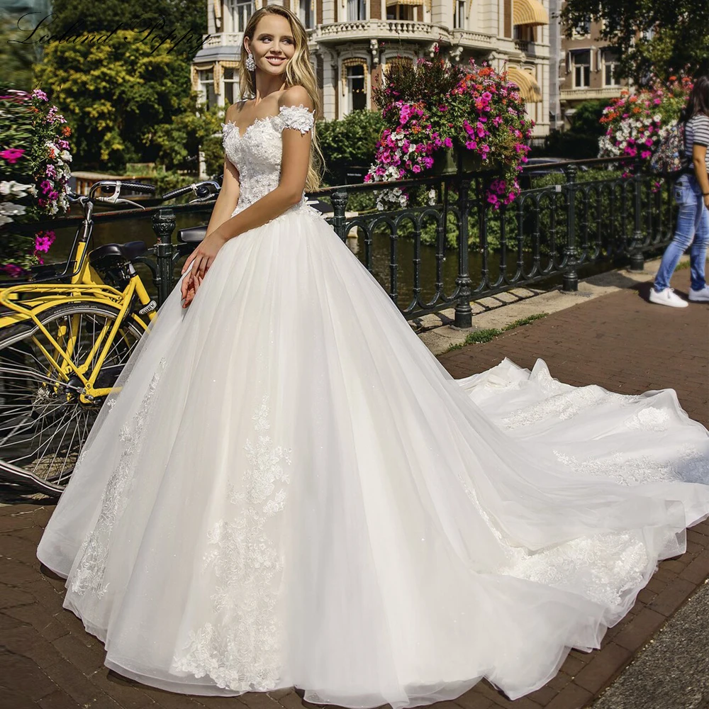 Lceland Poppy Customized Ball Gown Boat Neck Tulle Wedding Dresses Floor Length Lace Appliques Bridal Gowns with Chapel Train