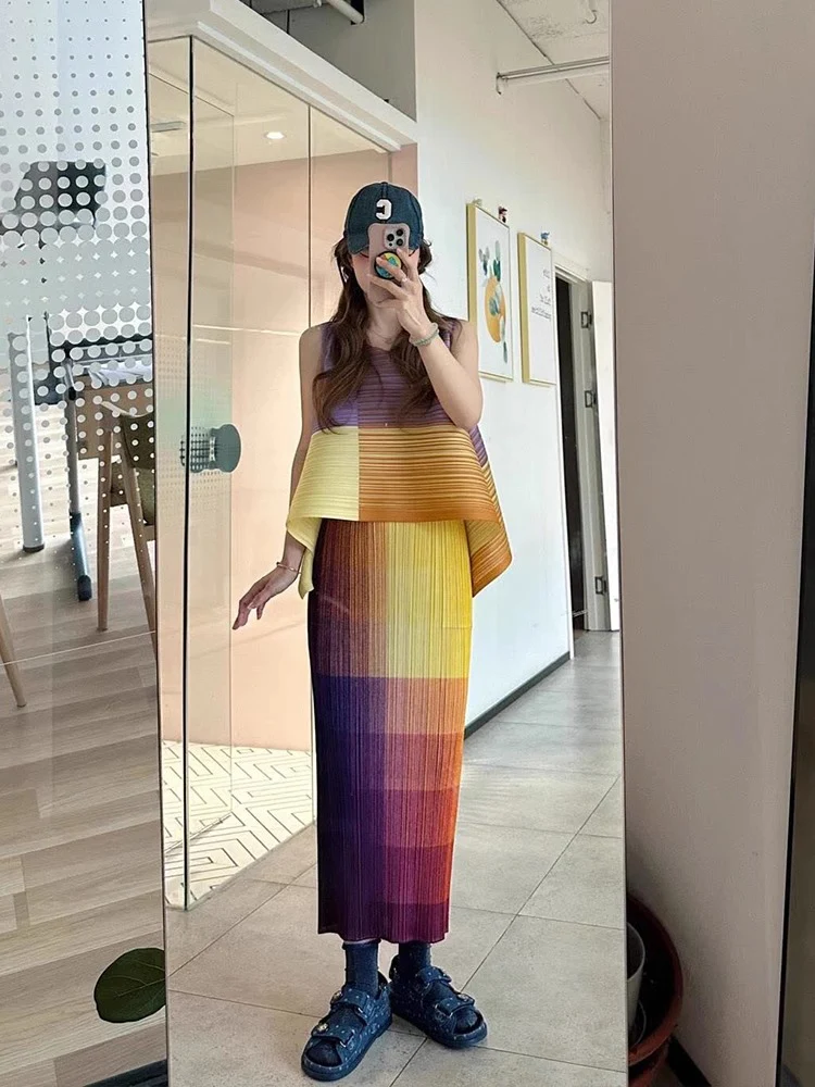 

Комплект из свободной футболки и плиссированной юбки с цветовыми блоками, летний модный женский ансамбль 2026 года, полиэстер, короткий рукав