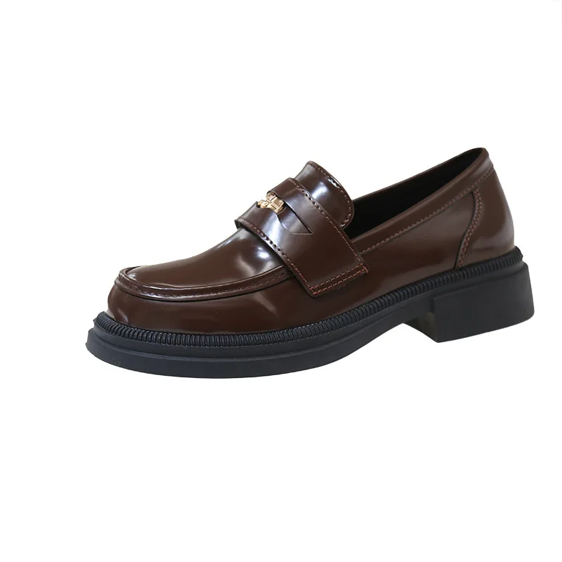 Kleine Lederschuhe für Damen im Herbst, neue, vielseitige, vielseitige Plateau-Loafer im britischen Stil mit Temperament in Schwarz und Braun