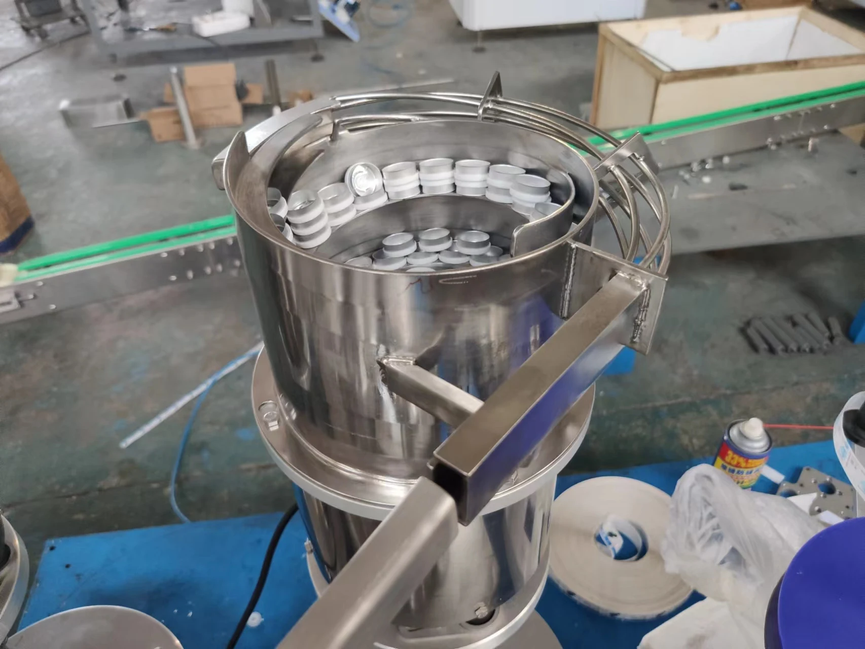 YGF التلقائي بالكامل سطح المكتب قارورة عطر سائلة لفة على زجاجة ملء سدادة السد خط إنتاج العلامات