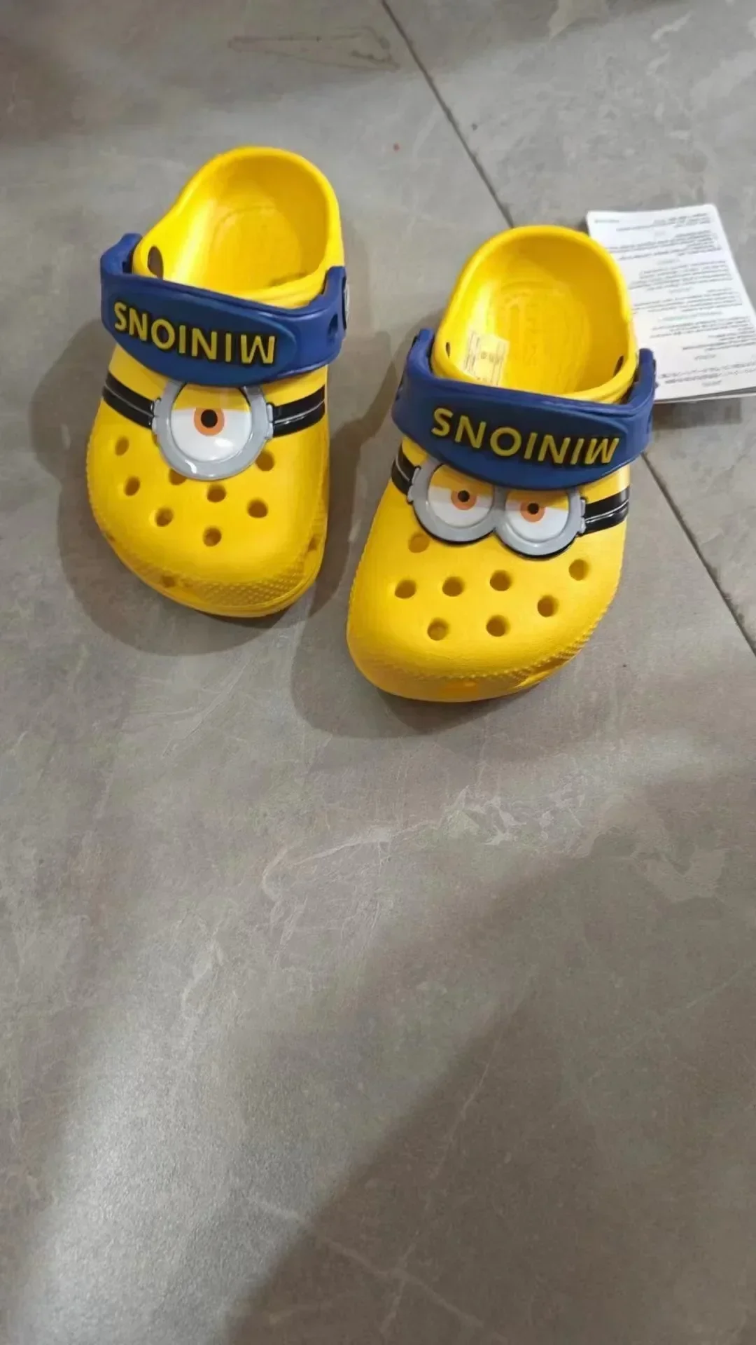 Universal Studios Minions Hole Shoes Anti-slip Wear Lightly Wear Kids Slippers Summer Outdoor Walk Tour Shoes Boys Girls Sandals