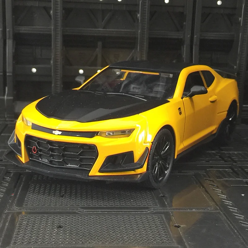 

Модель спортивного автомобиля Chevrolet Camaro из сплава металлов в масштабе 1:24, двери, передний капот и крышка багажника открываются, со звуковыми и световыми эффектами.