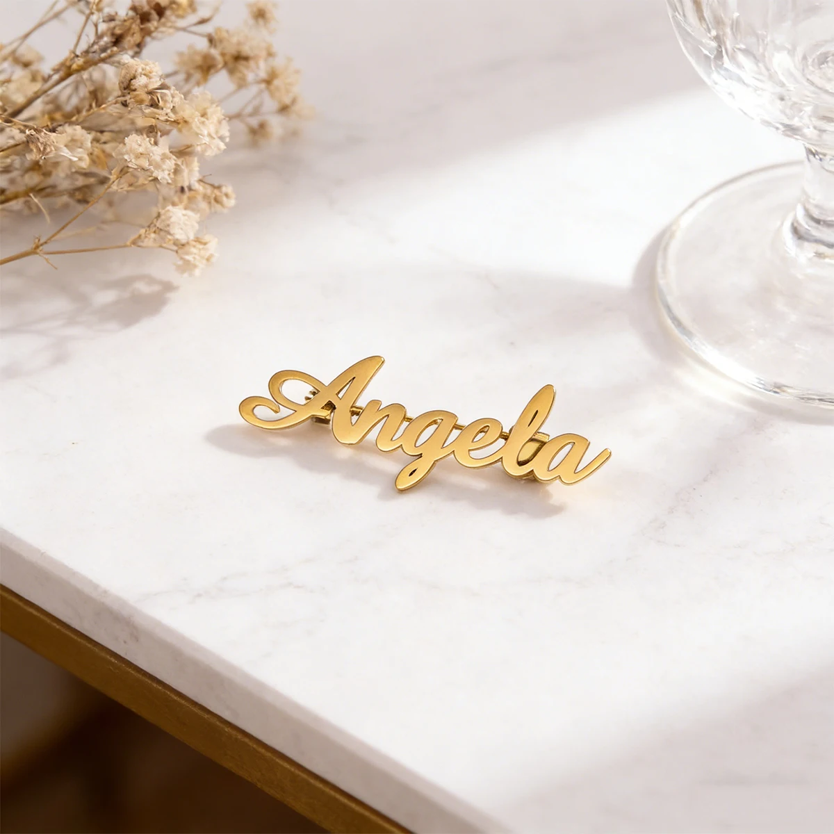 Фото Индивидуальные броши-значки с именем, водонепроницаемые, из нержавеющей стали, тренд 2026, женские, персонализированные украшения для повседневной носки