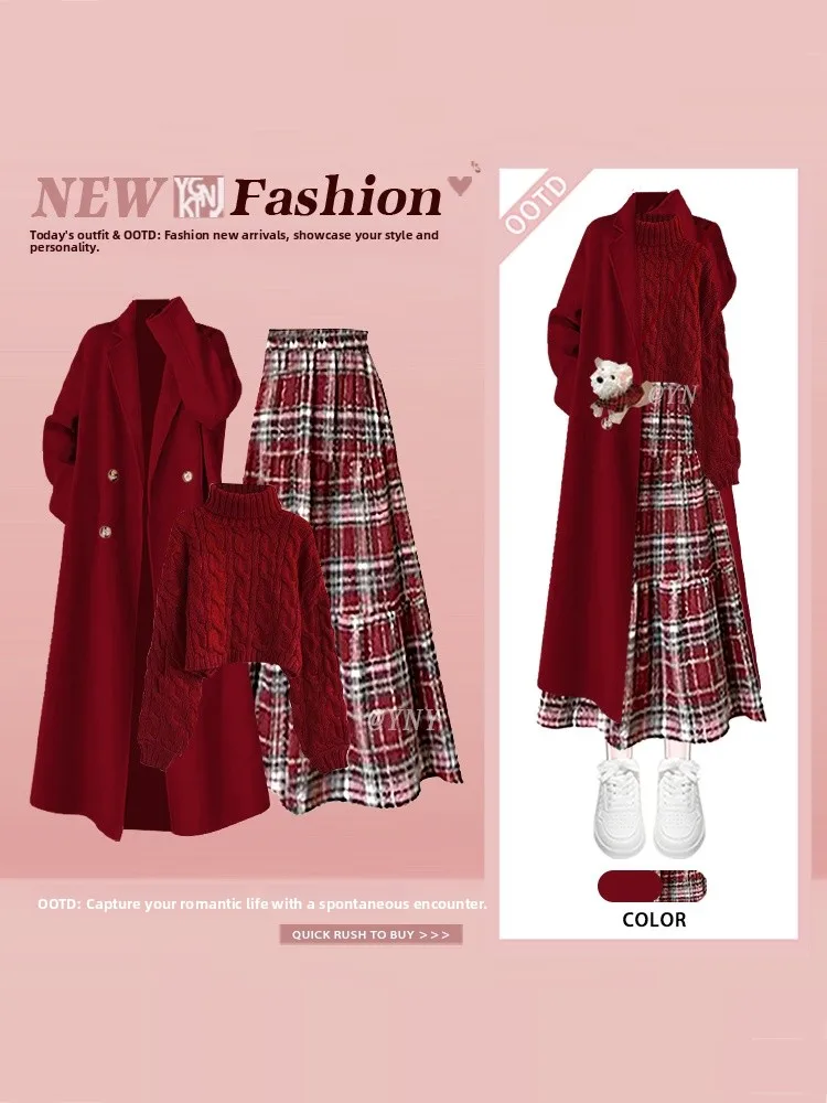 

Ретро-костюм из трех предметов: женское зимнее антивозрастное красное пальто, вязаный свитер, клетчатая юбка — новогодний наряд