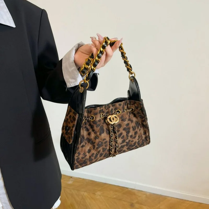 

Ladies Messenger Bag Crafted From Premium Leather Boasting Casual Simple Vintage And High-End Lasting Look​