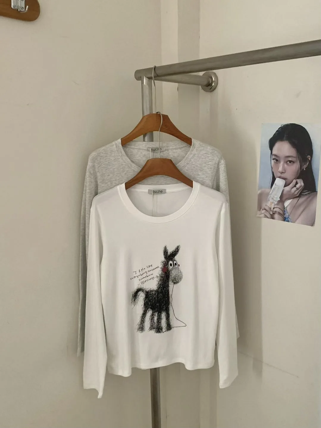 

Casual round Ne Long Sve T-irt Inner Wear Base irt Regular Fit Moisture ng Printed Women's Spring 2026