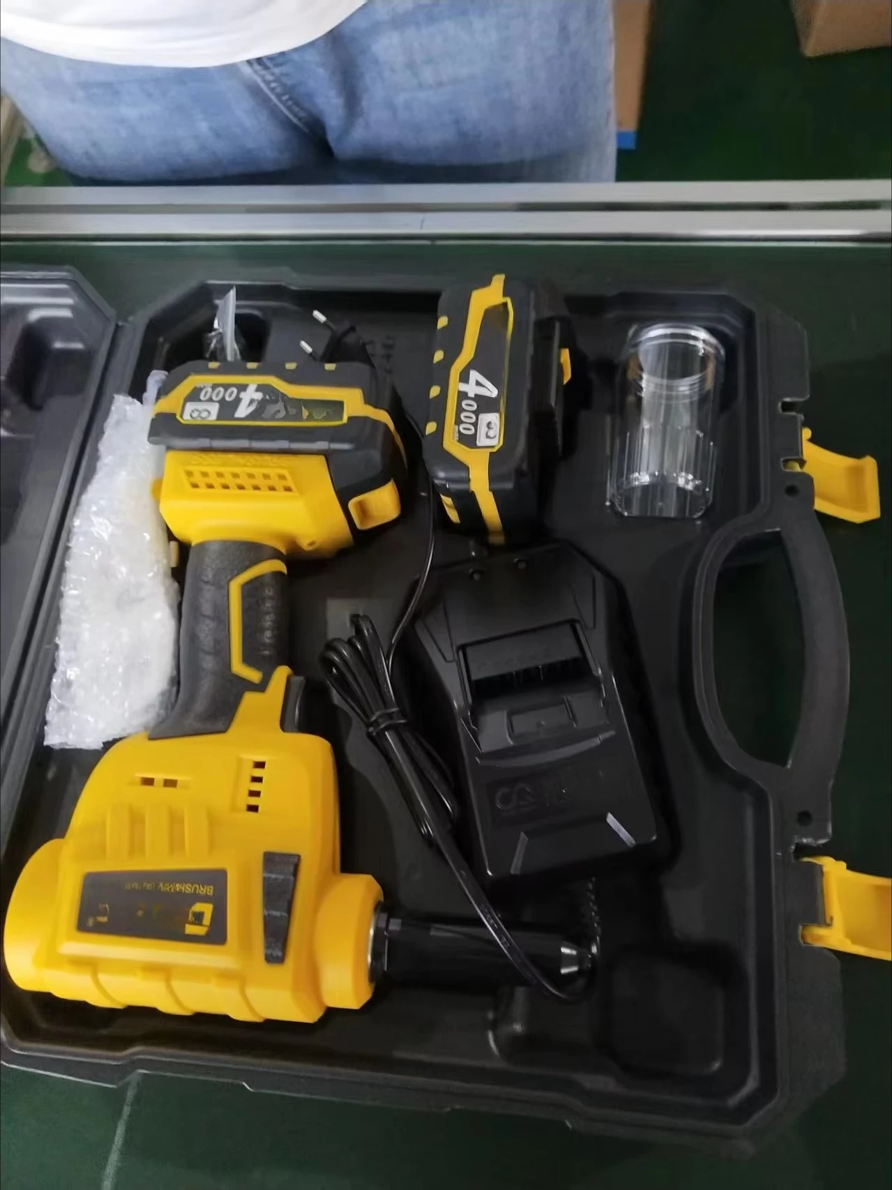 Pistola per rivetti automatica con batteria a percussione a batteria resistente e durevole. Pistola per rivetti per utensili elettrici efficienti