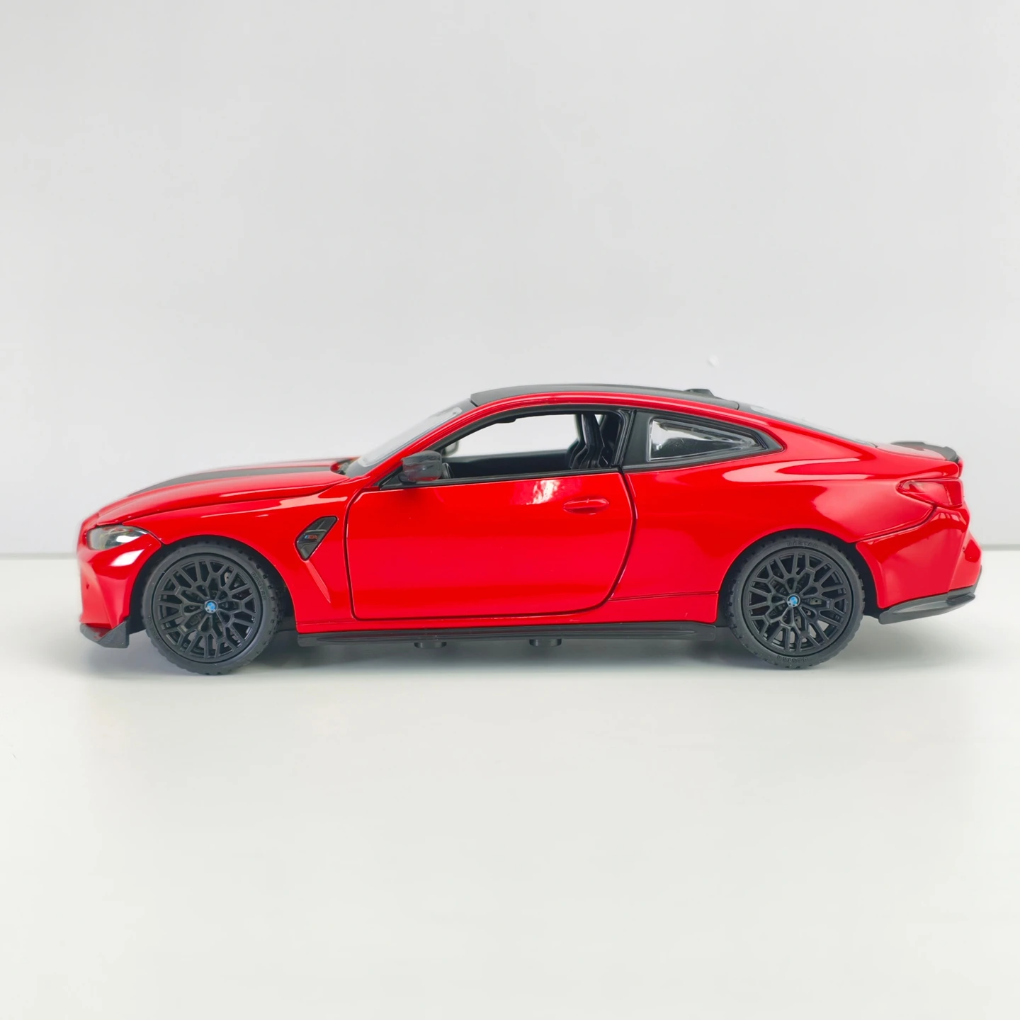 rastar 1: 24 simulation BMW M4 CS alloy car model, doors and hood can be opened, static ornaments, front wheels can turn