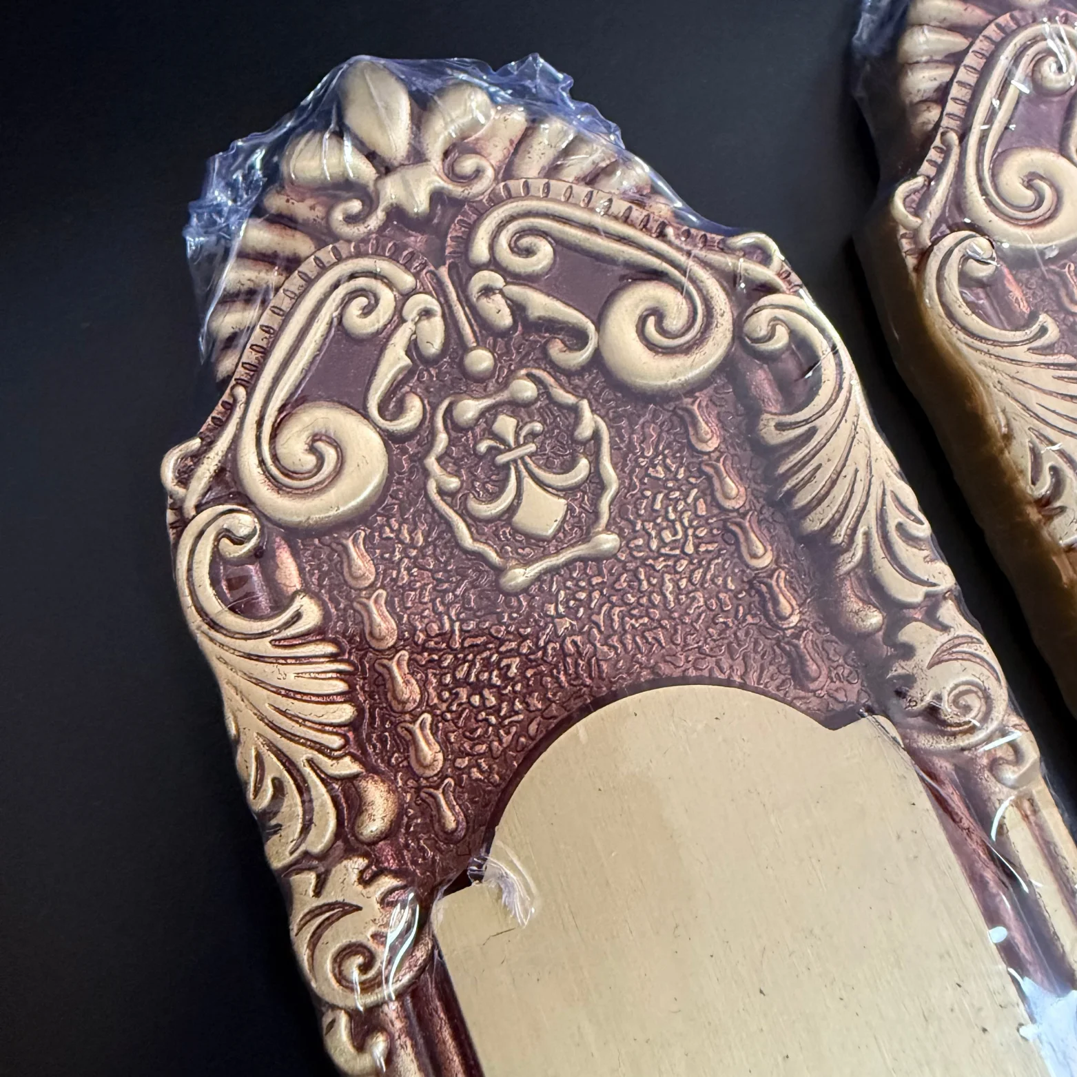 مقبض نحاسي كامل باللون الأحمر العنابي عالي الجودة بتصميم دمية على الطراز الحديث وأقفال أبواب المدخل الرئيسية للشقة