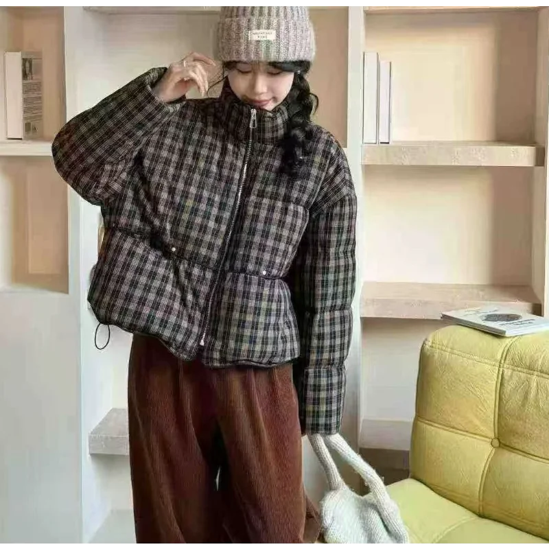 Piumino corto scozzese da donna Inverno 2025 Nuovo arrivo Piumino versatile alla moda Capispalla ispessito oversize alla moda