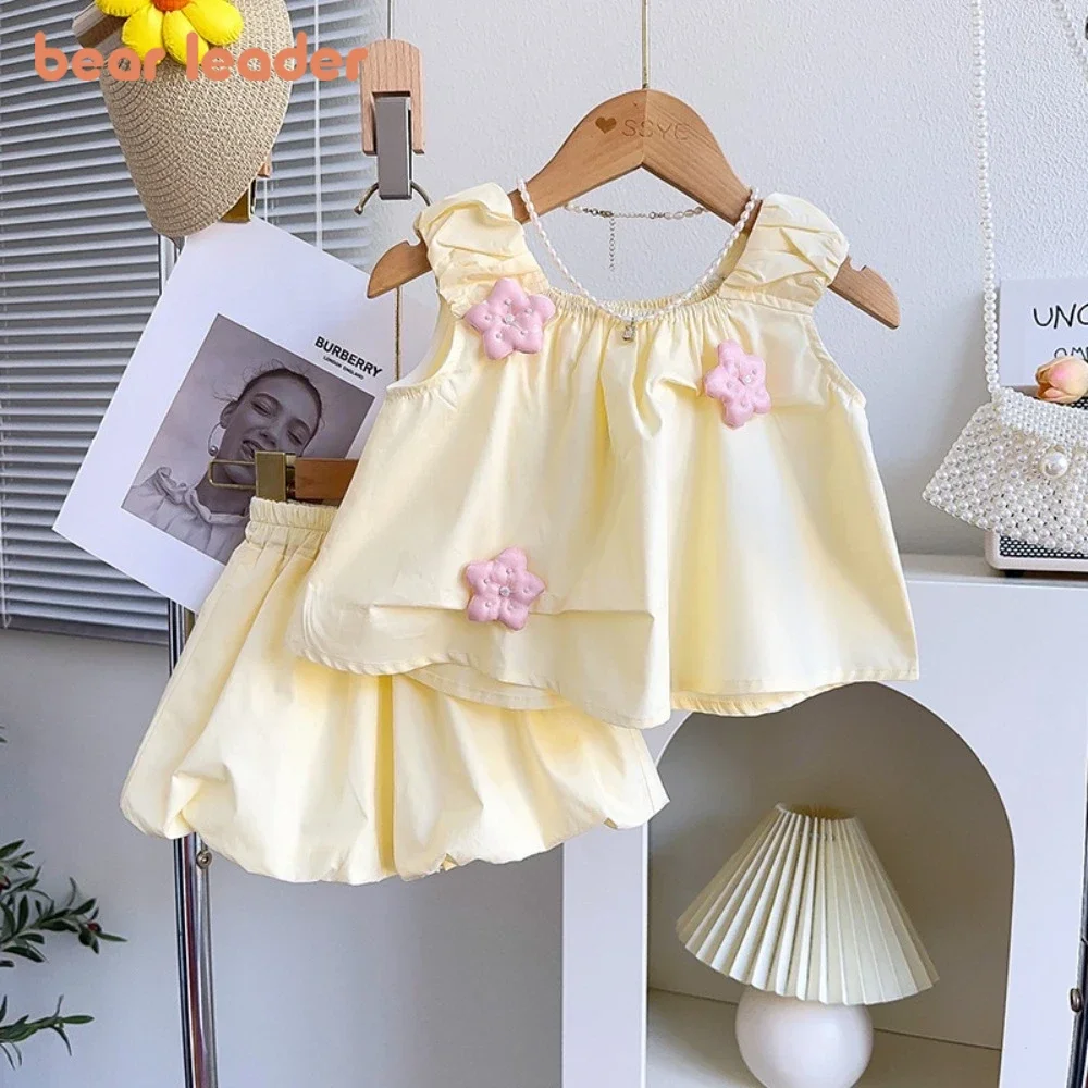 

Милая одежда Bear Leader для маленьких девочек 3-6 лет, летняя корейская версия, желтый детский комплект, жилет без рукавов с 3D цветами + шорты