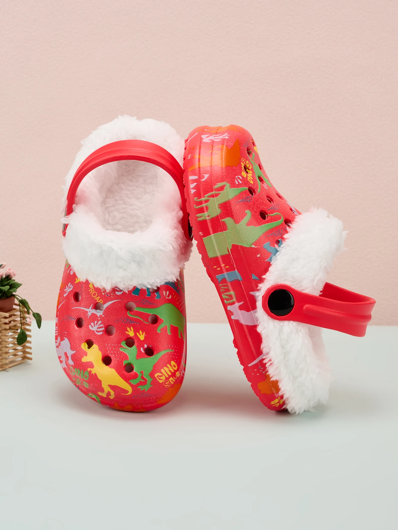 Autumn and winter fashionable, casual and comfortable home shoes for boys and girls with plush holes