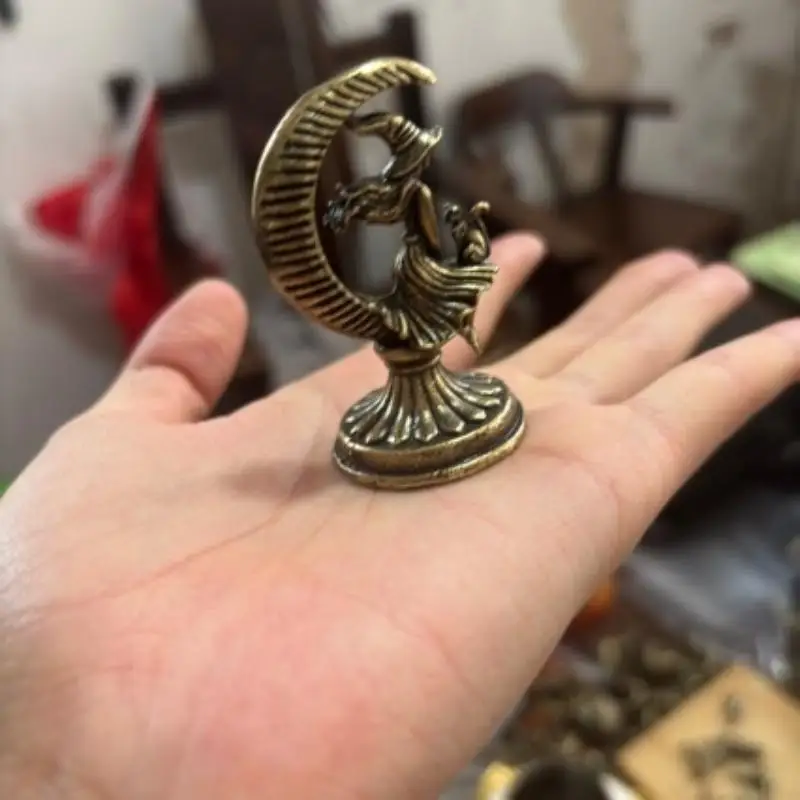 Brass Crescent Moon Witch Cat Statue Gothic Mini Figurine Elegant Small Ornament For Living Room Coffee Table Decor 1PC