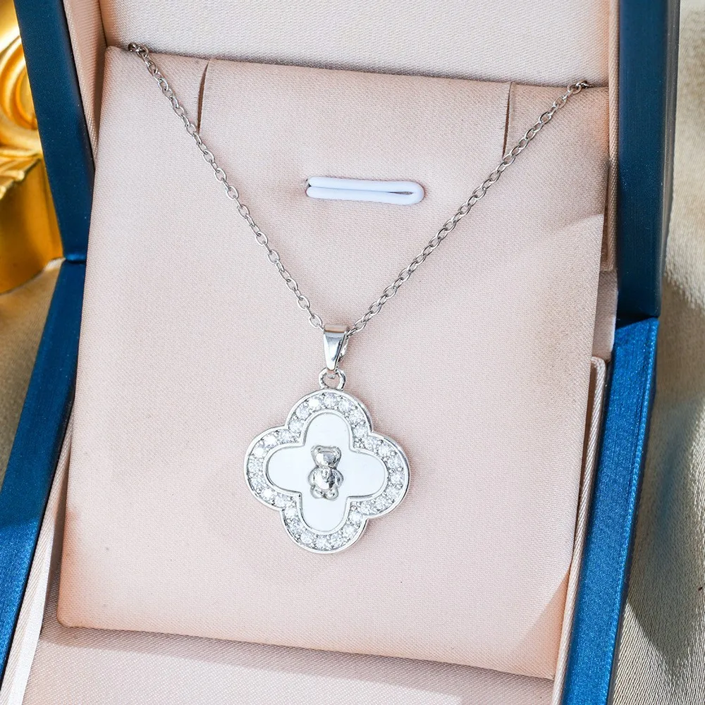 قلادة جديدة من الفولاذ التيتانيوم بأربع أوراق البرسيم من Little Bear للنساء، طراز فاخر خفيف، نحاس بسيط وعصري متعدد الاستخدامات